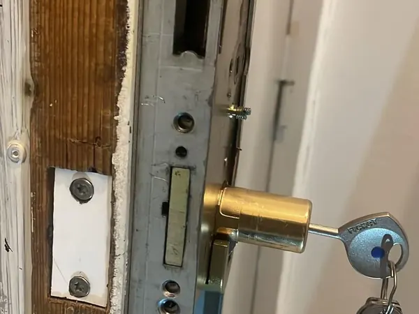 Mise en sécurité d'un dormant forcé