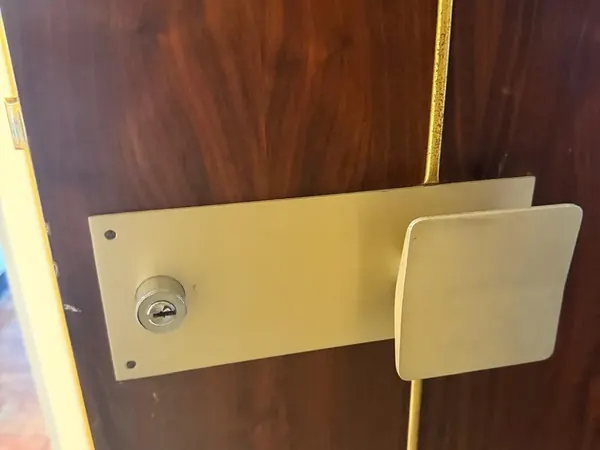 Serrure en applique sur porte bois