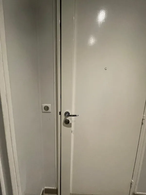 Porte palière équipée d'une serrure encastrée avant ouverture