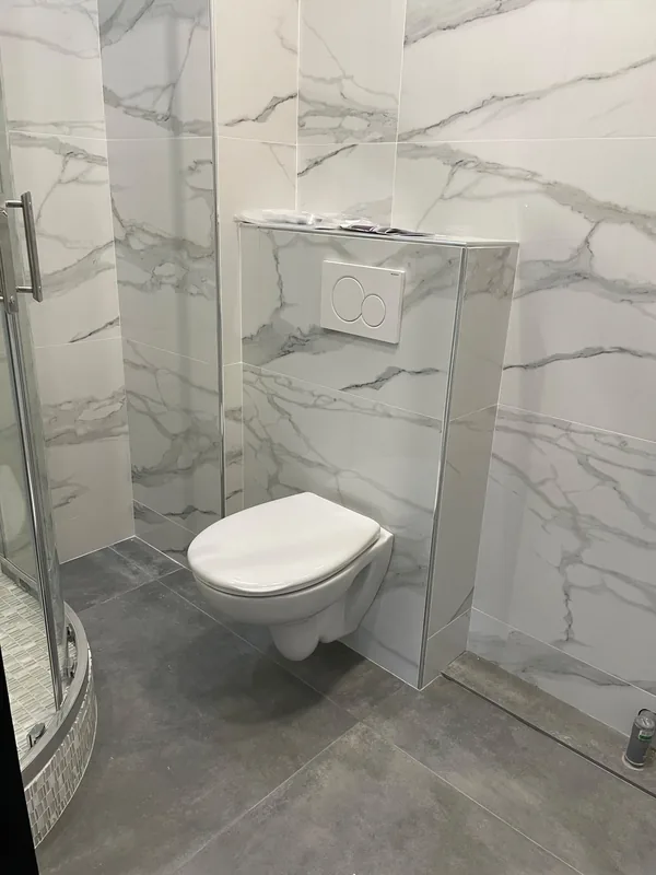Salle de bain rénovée avec WC suspendu posé par SSP Dépannage