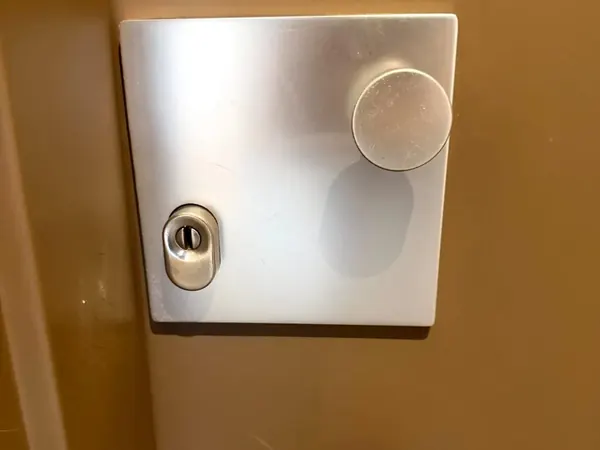 Verrou de sûreté sur porte palière